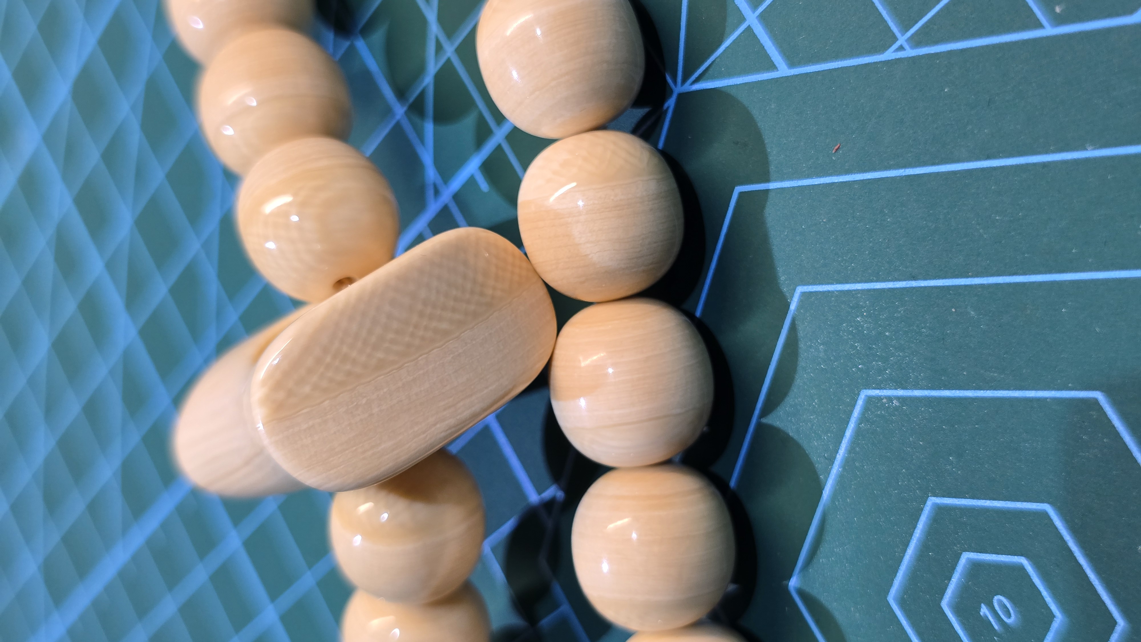 Mammutelfenbein-Maserung auf Perlen und Anhänger der Peribory