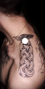 Tattoo eines geflochtenen Pogons auf der Schulter