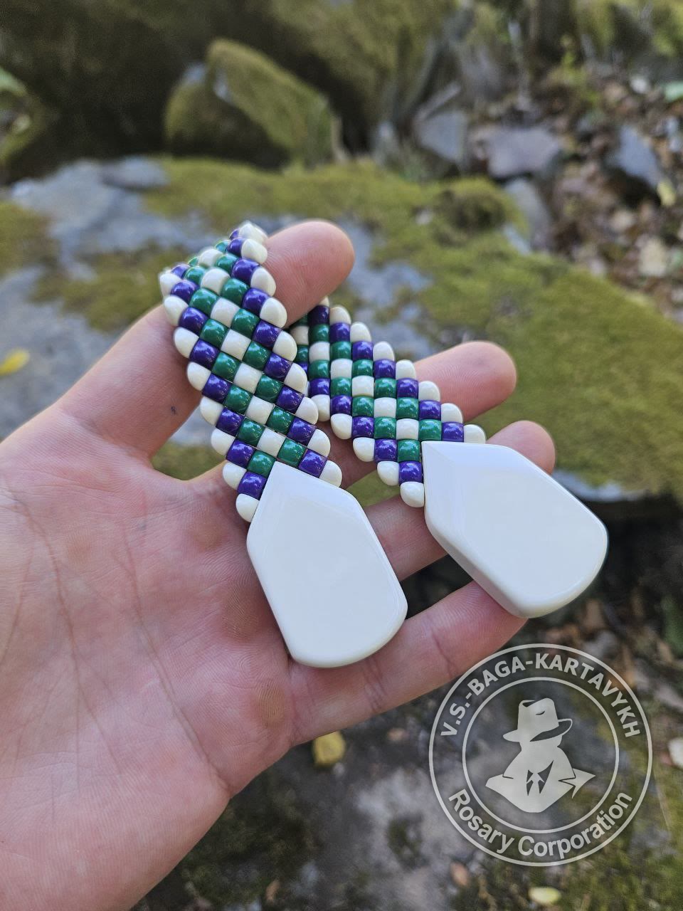 Carpet worry beads — Aramith billiard ball, no. 218 — 4