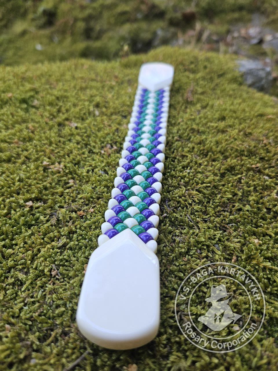 Carpet worry beads — Aramith billiard ball, no. 218 — 5