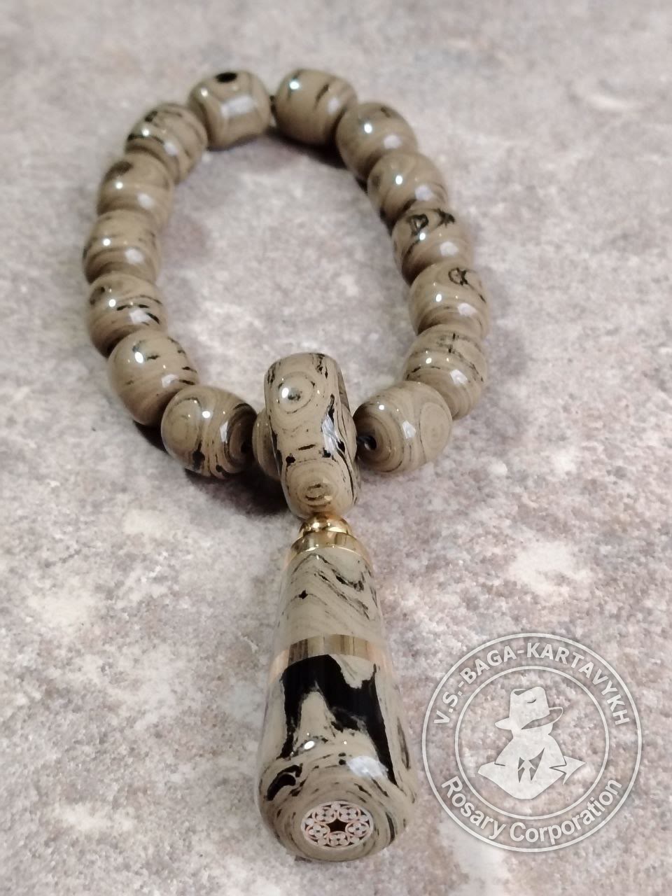 Peribory worry beads — German colored ebonite, no. 662 — 2