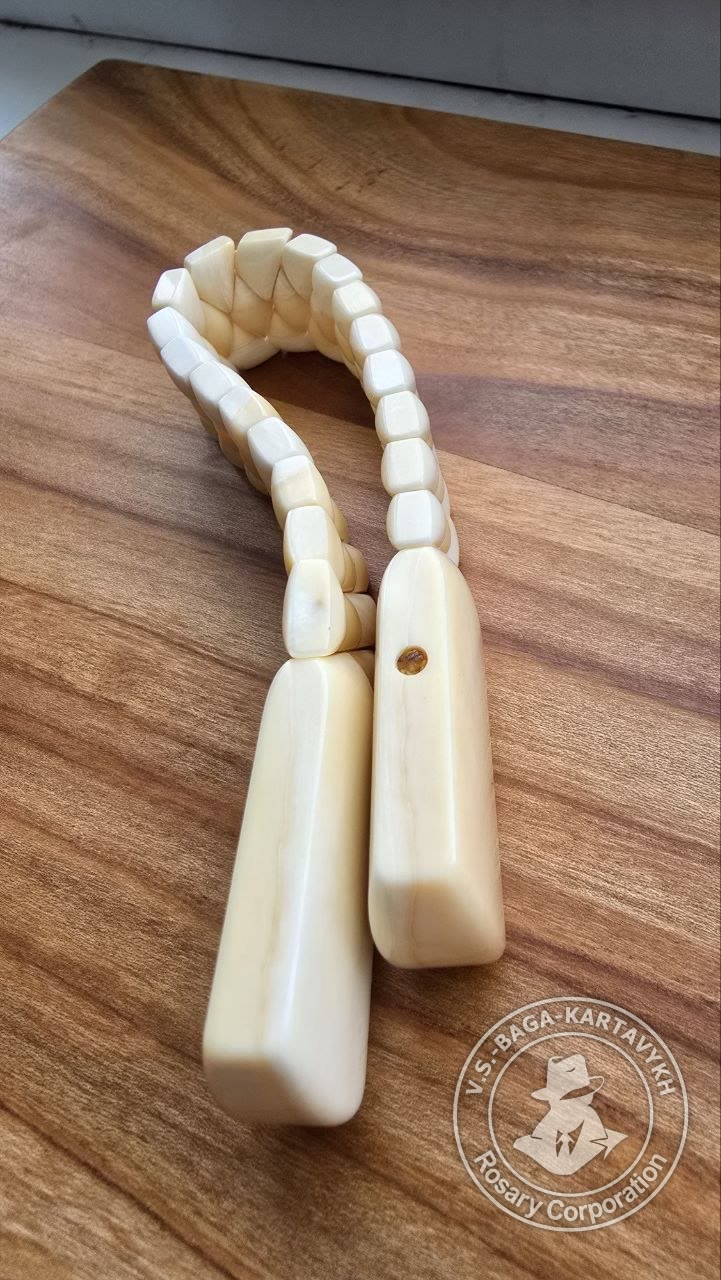 Worry beads sperm whale tooth, no. 716 — 2